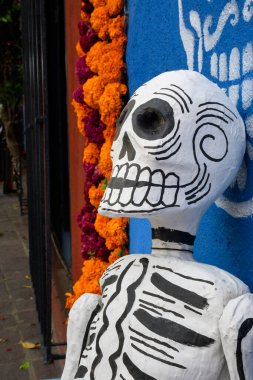 Ölüm Günü, Catrina, Meksika. Kağıt mache iskelet ve kadife çiçeği süslemeleri.