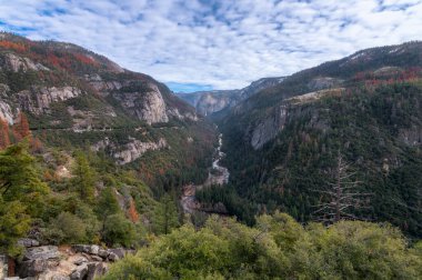 Yosemite Ulusal Parkı, Kaliforniya, ABD 'de büyüleyici sonbahar renkleri Yosemite Vadisi' ni dolduruyor. 2025 Düzenleme.