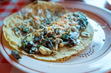 Meksika usulü quesadilla, huitlacoche, mısırlı müstehcen mısır, mısır ekinlerinde yetişen bir mantar. Tepoztlan, Morelos 'ta ideal Meksika kahvaltısı