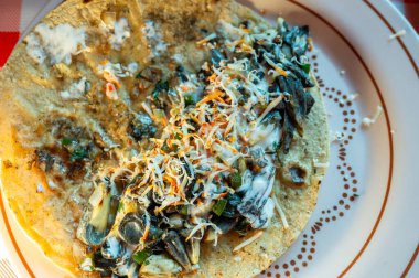 Meksika usulü quesadilla, huitlacoche, mısırlı müstehcen mısır, mısır ekinlerinde yetişen bir mantar. Tepoztlan, Morelos 'ta ideal Meksika kahvaltısı