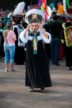 TEPOZTLAN, MORELOS, MEXICO -- Mart 2025: Tepoztlan çingeneleri Mart 2025 'te karnavalı yönettiler. Çinliler geleneksel elbiseleriyle sokaklarda dans ediyorlar. Büyük, renkli şapkalarıyla..