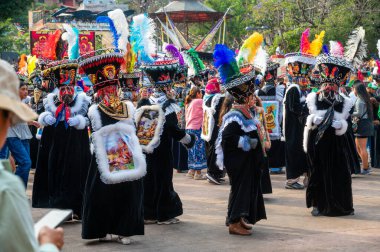 TEPOZTLAN, MORELOS, MEXICO -- Mart 2025: Tepoztlan çingeneleri Mart 2025 'te karnavalı yönettiler. Çinliler geleneksel elbiseleriyle sokaklarda dans ediyorlar. Büyük, renkli şapkalarıyla..