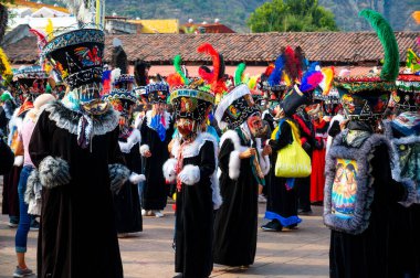 TEPOZTLAN, MORELOS, MEXICO -- Mart 2025: Tepoztlan çingeneleri Mart 2025 'te karnavalı yönettiler. Çinliler geleneksel elbiseleriyle sokaklarda dans ediyorlar. Büyük, renkli şapkalarıyla..
