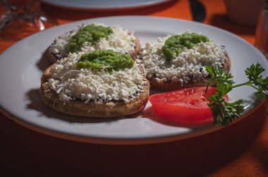 Picaditas Acapulquenas. Üstünde yeniden kızartılmış siyah fasulye, taze cotija peyniri ve çiğ salsa verdesiyle mısır lapası..
