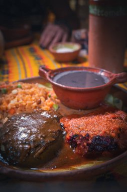 Tlaltequeada 'lar, Tepoztlan, Morelos bölgesinden İspanyol öncesi yemekler. Çekirge ve çekirdekten yapılmış sebze köfteleri. Meksika pilavı ve fasulye çorbasıyla servis edilir..
