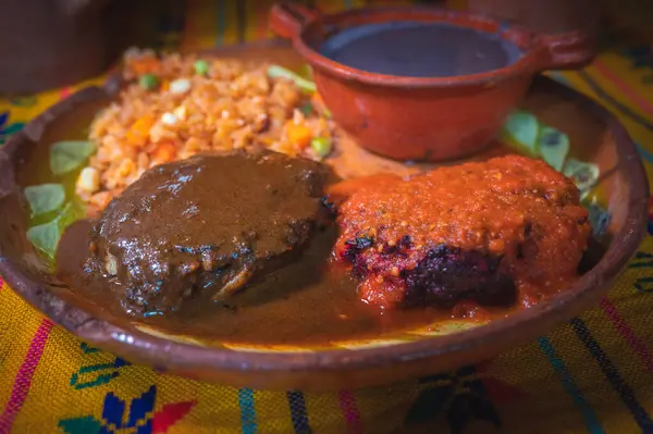 Tlaltequeada 'lar, Tepoztlan, Morelos bölgesinden İspanyol öncesi yemekler. Çekirge ve çekirdekten yapılmış sebze köfteleri. Meksika pilavı ve fasulye çorbasıyla servis edilir..