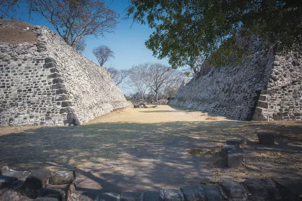 Xochicalco arkeolojik bölgesi. Morelos eyaletinin Cuernavaca kenti yakınlarında Mezoamerikan top sahası. Yakın çekim..