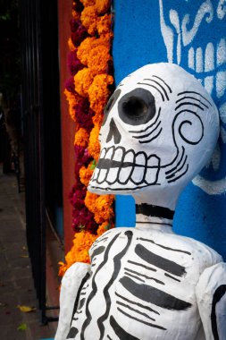 Oaxaca 'nın Jalatlaco mahallesindeki ölü süslemelerin yapıldığı gün. Meksikalı iskelet modelleri.