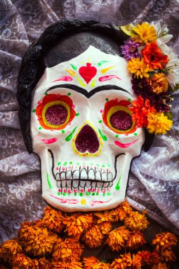 Oaxaca 'nın Jalatlaco mahallesindeki ölü süslemelerin yapıldığı gün. Meksikalı iskelet modelleri.
