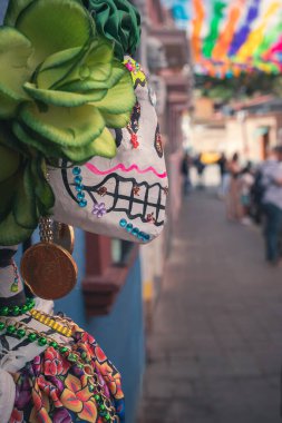 Oaxaca 'nın Jalatlaco mahallesindeki ölü süslemelerin yapıldığı gün. Meksikalı iskelet modelleri.