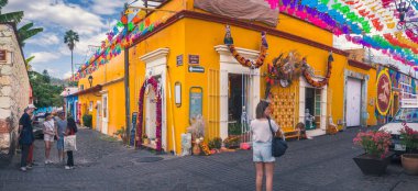 JALATLACO, OAXACA, MEXICO - 1 Kasım 2023: Turistler Jalatlaco, Oaxaca 'daki Ölüler Günü' nün tadını çıkarıyor