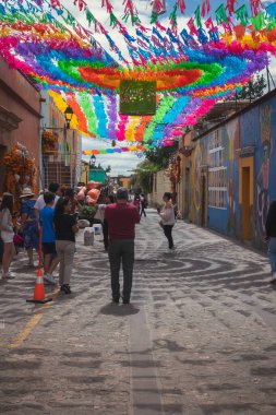 JALATLACO, OAXACA, MEXICO - 1 Kasım 2023: Turistler Jalatlaco, Oaxaca 'daki Ölüler Günü' nün tadını çıkarıyor