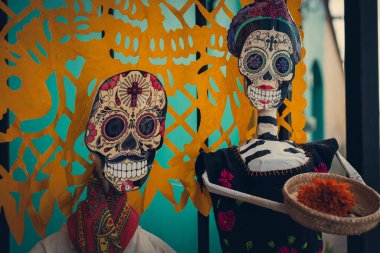 Oaxaca 'nın Jalatlaco mahallesindeki ölü süslemelerin yapıldığı gün. Meksikalı iskelet modelleri.