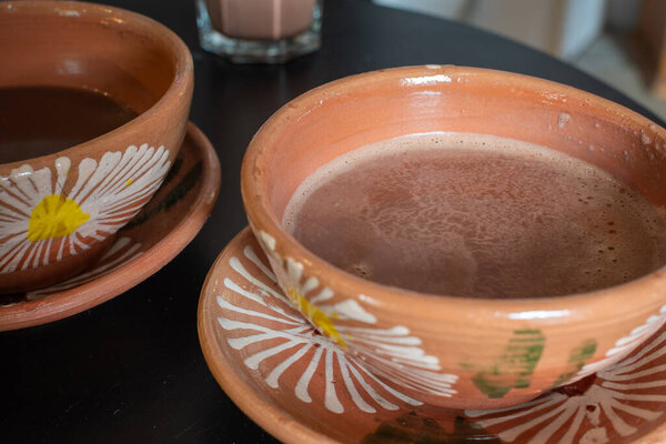 Оахаканский горячий шоколад в традиционных мексиканских глиняных чашках. Вкусный шоколадный напиток в Оахаке