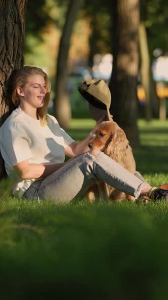 Junge Frau Amüsiert Sich Mit Hund Rasen Des Stadtparks Mädchen — Stockvideo