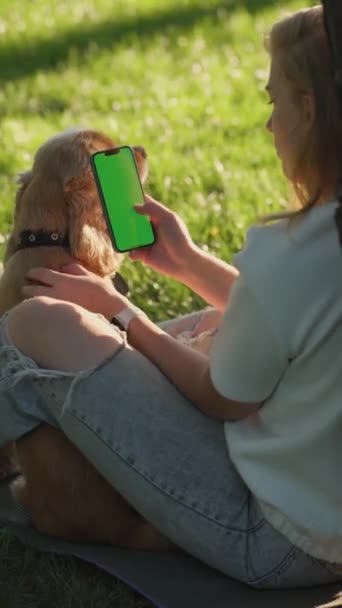 Giovane Donna Utilizza Telefono Con Schermo Verde Finto Seduto Sul — Video Stock