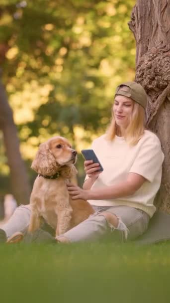 Mladá Dívka Sedí Trávníku Městském Parku Anglickým Kokršpaněl Pes Používá — Stock video