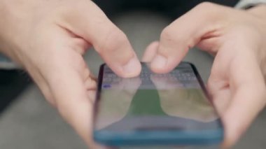 Erkeklerin Ellerinin Kapanışı Telefondaki Mesajları Yazıyor. Smartphone 'da Haberci ile İletişim 