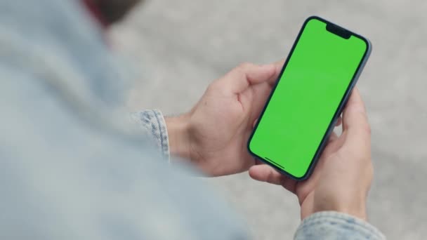 Man Using Green Mock Screen Phone Outdoors Guy Κύλιση Και — Αρχείο Βίντεο