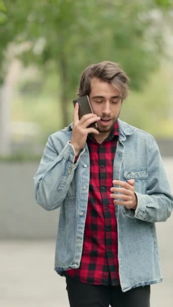 Neşeli Ruh Hali Içindeki Genç Adam Telefonda Konuşuyor Caddede Yürürken — Stok video