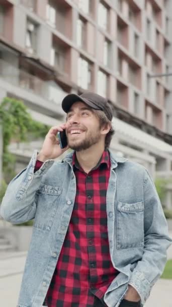Neşeli Ruh Hali Içindeki Genç Adam Telefonda Konuşuyor Caddede Yürürken — Stok video