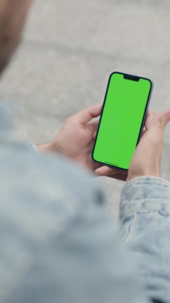 Man Using Green Mock Screen Phone Outdoors Guy Scrolls Και — Αρχείο Βίντεο