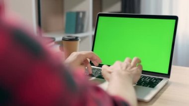 Genç Adam Yeşil Model Bilgisayarı ile Çalışma ya da Çalışma Sahada Çalışma Ekranı Kullanıyor. Chroma Anahtarı Ekranını Kapat