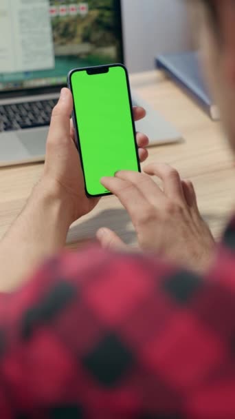 Άνθρωπος Που Χρησιμοποιεί Smartphone Κάθετη Λειτουργία Πράσινη Οθόνη Mock Κάνει — Αρχείο Βίντεο