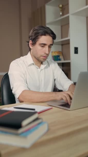 自由职业者 远程工作还是远程学习 使用笔记本电脑坐在办公室的台面上 — 图库视频影像
