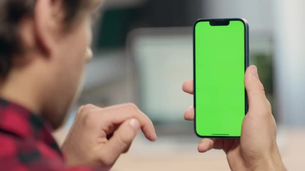 Κοντινό Πλάνο Του Smartphone Πράσινη Οθόνη Mock Display Αρσενικά Χέρια — Αρχείο Βίντεο