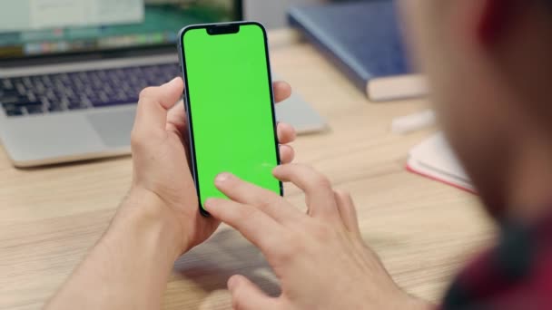 Close Smartphone Green Screen Fock Display Male Hands Muž Sedí — Stock video