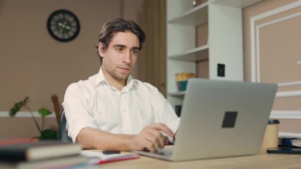 Homem Freelancer Trabalhando Estudando Remotamente Usando Laptop Sentado Desktop Escritório — Vídeo de Stock