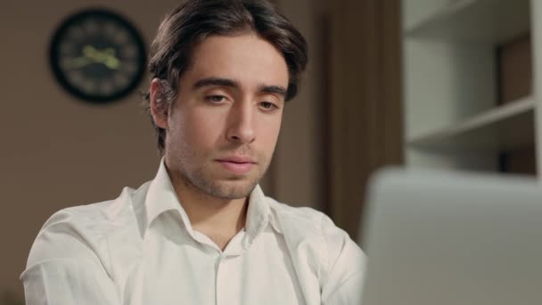 Freelancer Man Arbejder Eller Studerer Eksternt Ved Hjælp Laptop Sidder – Stock-video