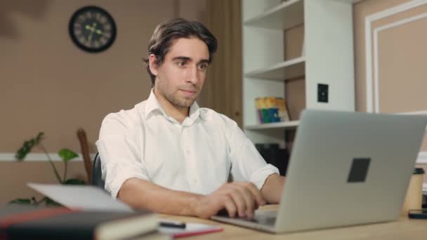 Frilansare Man Som Arbetar Eller Studerar Distans Använda Bärbar Dator — Stockvideo