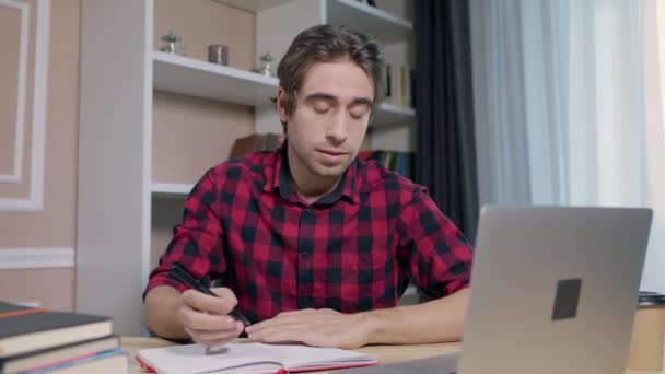 Freelancer Man Pracuje Nebo Studuje Dálku Pomocí Notebooku Sedí Ploše — Stock video