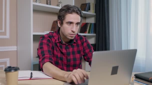 Ember Nagyon Ideges Eredménytől Laptop Képernyőn Üzletember Vagy Kereskedő Felháborodott — Stock videók