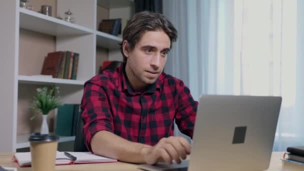 Erfolgreicher Junger Mann Feiert Den Sieg Indem Auf Das Laptop — Stockvideo