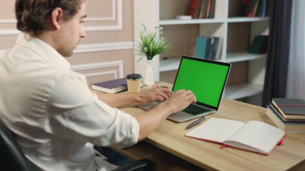 在舒适的家庭办公室 年轻人使用带有绿色模拟屏幕的笔记本电脑工作或学习 笔记本上的色键显示 — 图库视频影像
