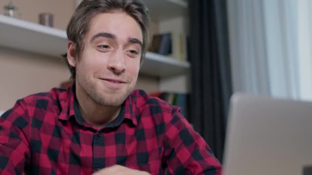 Unge Man Som Har Roligt Videochattar Med Någon Som Använder — Stockvideo