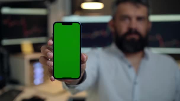 Barbudo Hombre Mostrando Teléfono Con Pantalla Verde Burla Comerciante Empresario — Vídeos de Stock