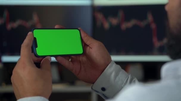 Zamknij Telefon Zielonym Ekranem Makieta Rękach Człowieka Handlowiec Patrzy Wykresy — Wideo stockowe