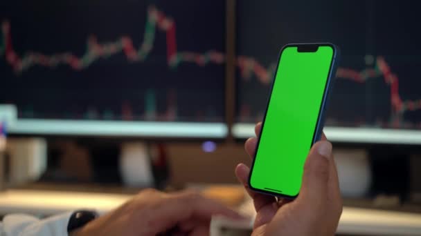 Közelkép Telefon Zöld Képernyő Mock Kezében Ember Kereskedő Néz Stock — Stock videók