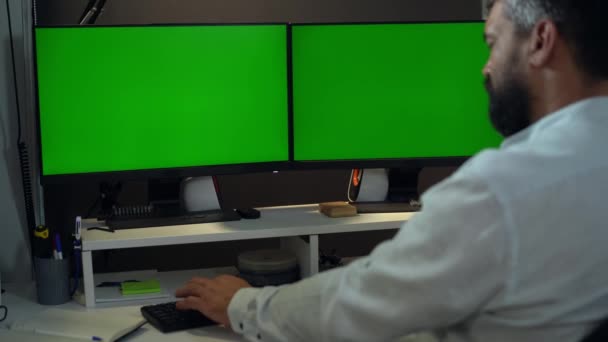 Man Trader Lub Businessman Pracuje Komputerze Stacjonarnym Dwoma Monitorami Makietą — Wideo stockowe