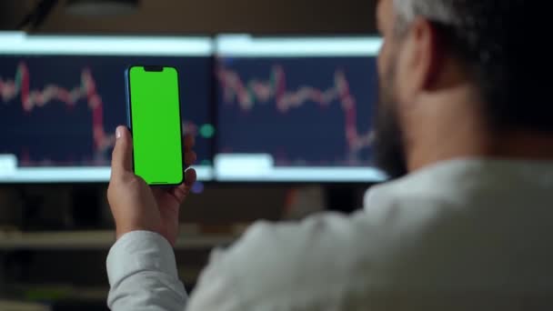 Man Trader Használata Telefon Zöld Mock Képernyő Hátterében Számítógépes Monitorok — Stock videók