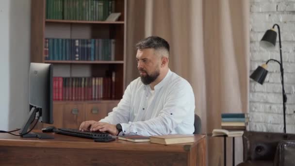 Vousatý Muž Středního Věku Používající Stolní Počítač Sedící Ploše — Stock video