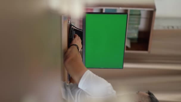 Man Senta Mesa Trabalha Computador Desktop Com Tela Mock Verde — Vídeo de Stock
