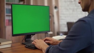 Genç Adam Ofis Masasında Oturuyor ve Yeşil Model Ekranlı Masaüstü Bilgisayarı 'nda Çalışıyor. Krom Anahtar Ekranı