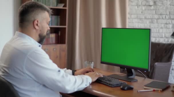 Uomo Siede Alla Scrivania Ufficio Lavora Computer Desktop Con Green — Video Stock