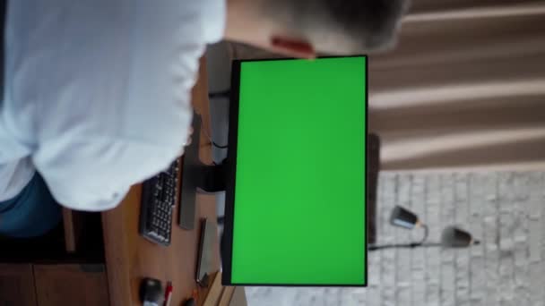 男はオフィスの机に座り デスクトップコンピュータでグリーンモックアップ画面で動作します Chromaキーディスプレイのクローズアップ ショットオーバー — ストック動画