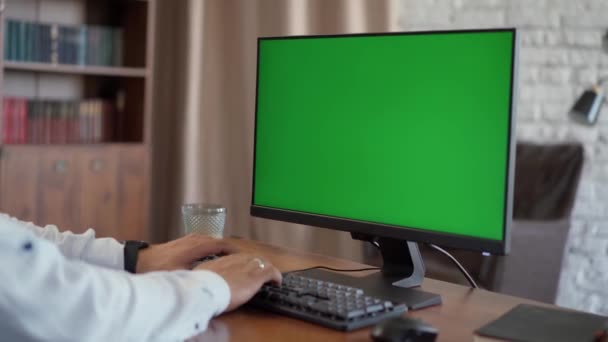 Uomo Siede Alla Scrivania Ufficio Lavora Computer Desktop Con Green — Video Stock
